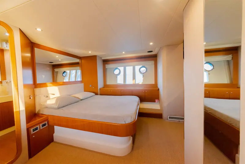 Ferretti 592