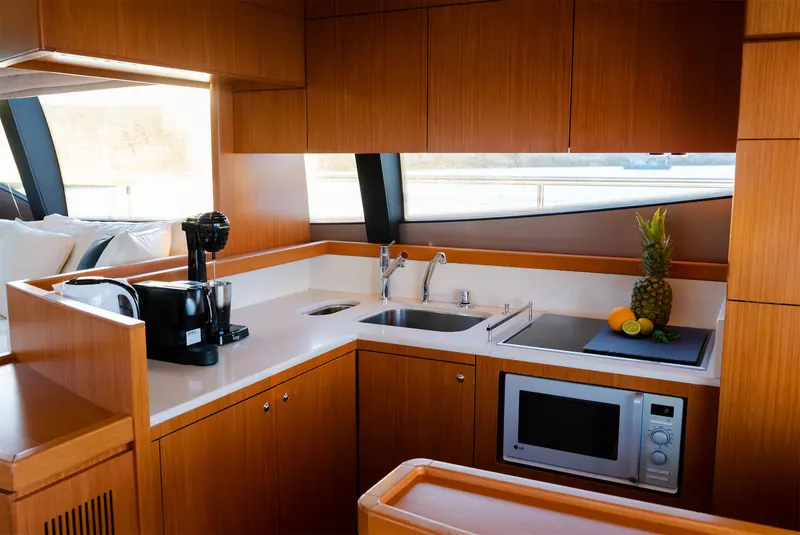 Ferretti 592